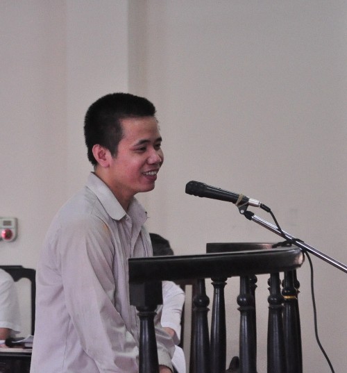 Bị cáo Nguyễn Tiến Thịnh tươi cười tại phiên tòa.